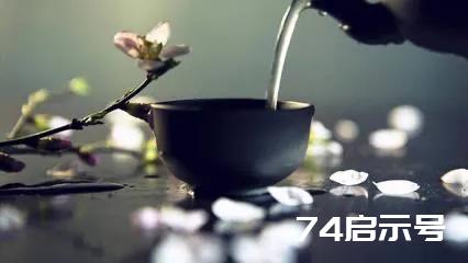 一壶淡茶，人品恬淡生香，经年一笑，我们需要做的：是取一份随意，前行