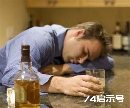 饭局上，领导说你多喝点，下属回了一句话，结果隔日被调离岗位