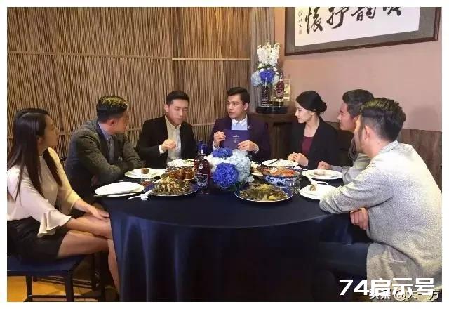 饭局上有人故意不给你派烟？老实人会尴尬离开，高情商的会怎么做