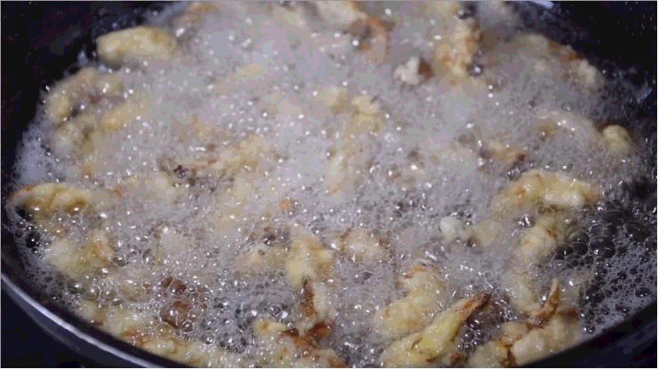 “炸蘑菇”怎么做才好吃？教你特色做法，干香焦脆不回软，比肉香