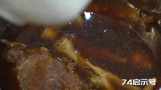 这样卤出来的牛肉颜色自然红润，不干不柴，卤香味十足，太攒劲了
