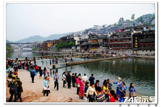 凤凰古镇---沱江上那流动的风景(原创)
