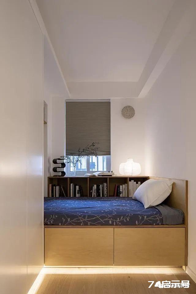 小卧室如何装修？不一定要做榻榻米，把床抬高更加实用