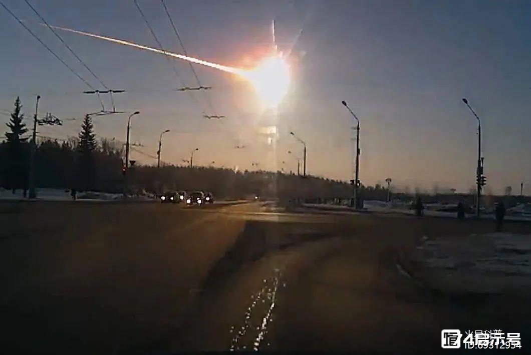 2013年俄罗斯小行星爆炸前，被不明物体击穿，是谁在暗中保护地球？