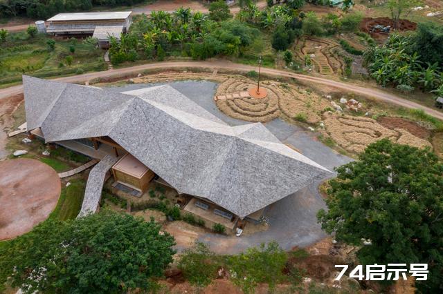 泰国乡村活动中心建筑：曲折的大屋顶下容纳了错落有致的功能体块