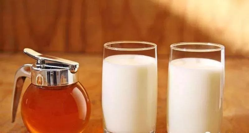 蜂蜜加牛奶怎么用_蜂蜜加牛奶可以喝吗_牛奶加蜂蜜