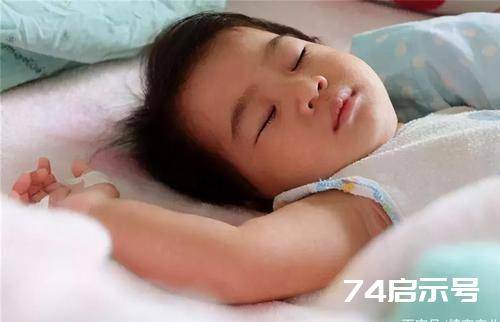 宝宝错误的睡觉姿势，会导致头骨变形，未满36个月都应该重视