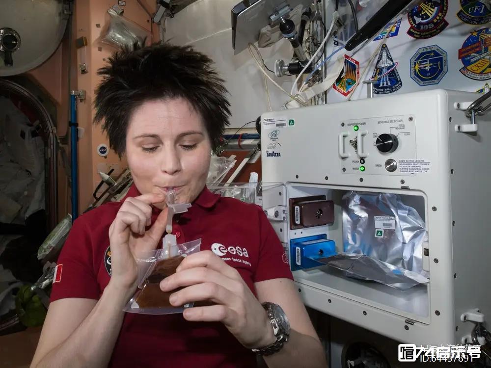 美宇航员：想要生存，迫不得已，空间站宇航员必须“相互喝尿”