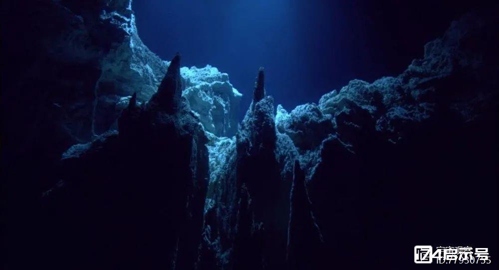 海底一万米，马里亚纳海沟底部，水还是液态的吗？