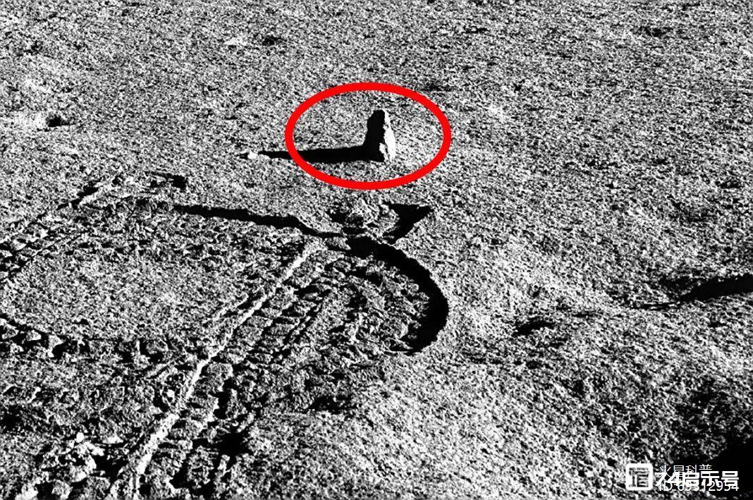 玉兔二号发现第二块“石碑”，科学家称不寻常，上面究竟有什么？