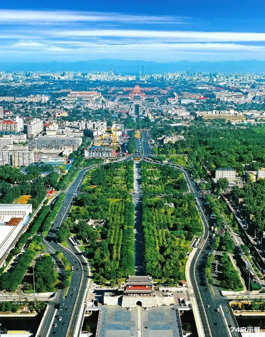 鸟瞰北京中轴线北京是个讲究对称的古都以前的中轴线南起永定门北到钟鼓楼，如今早已延长至奥林匹克公园...
