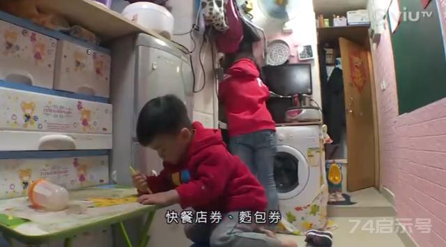 这就是香港的穷人：月入过万，一家4口却只能住5平方，挤厕所吃饭