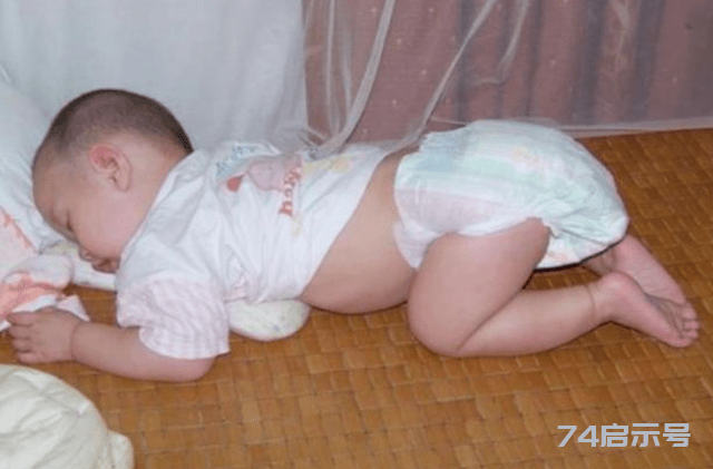 宝宝睡觉喜欢往上拱，这里面的“学问”大着呢，宝妈们自行了解