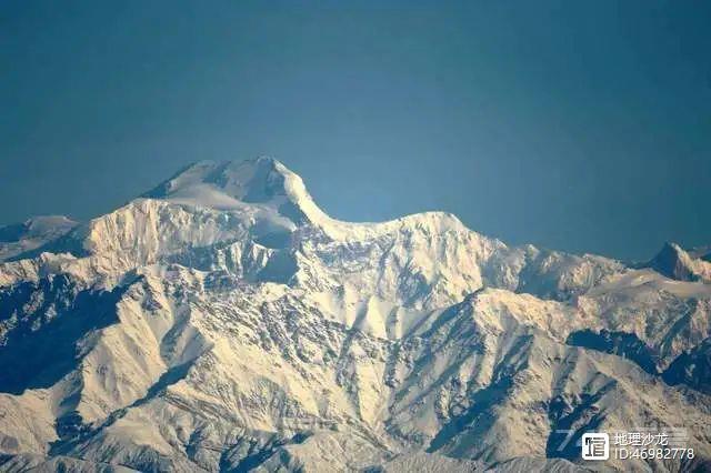 天山规模最大的冰川，为什么分布在托木尔－汗腾格里山汇地区？