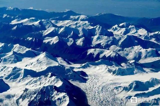 天山规模最大的冰川，为什么分布在托木尔－汗腾格里山汇地区？