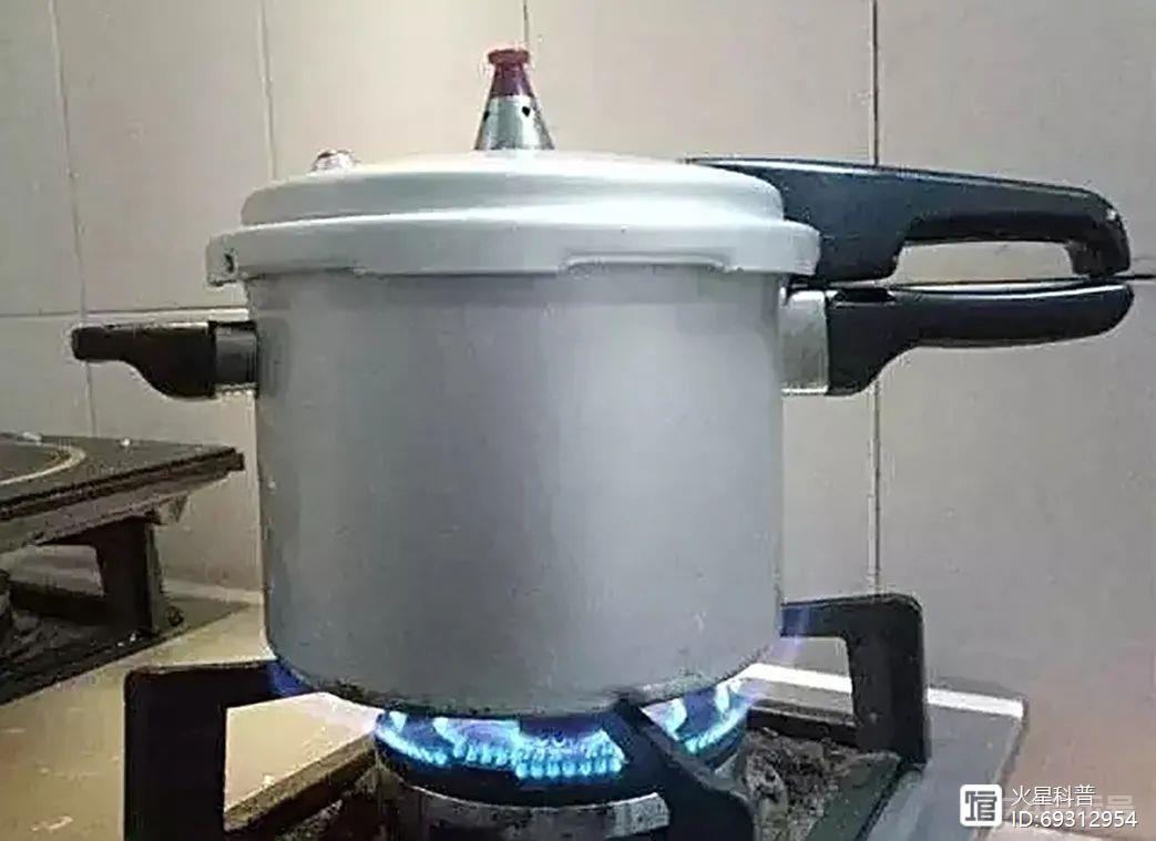 老人用高压锅煮稀饭，转身不久就炸了，为什么高压锅会爆炸？