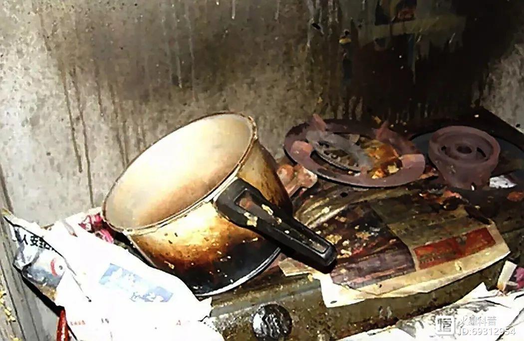 老人用高压锅煮稀饭，转身不久就炸了，为什么高压锅会爆炸？