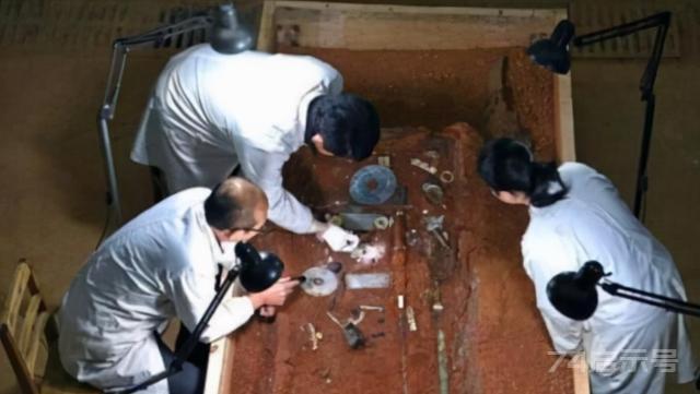 1965年南京挖出家族墓葬群，女儿墓中发现百粒药丸，揭露死亡原因
