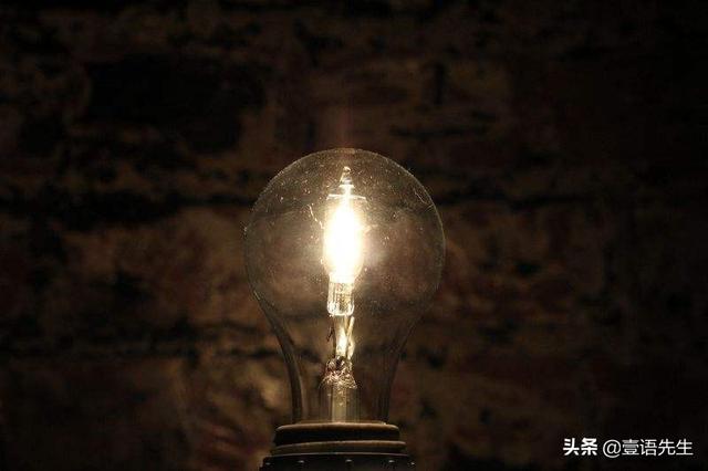 用体温发电，手握着灯泡就亮，不用担心停电，造福很多人