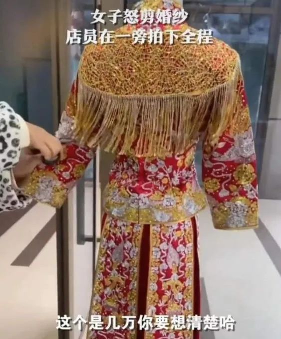 重庆孕妇疯狂剪坏32件婚纱，被店家索赔6.7万：她的错，不只是冲动…