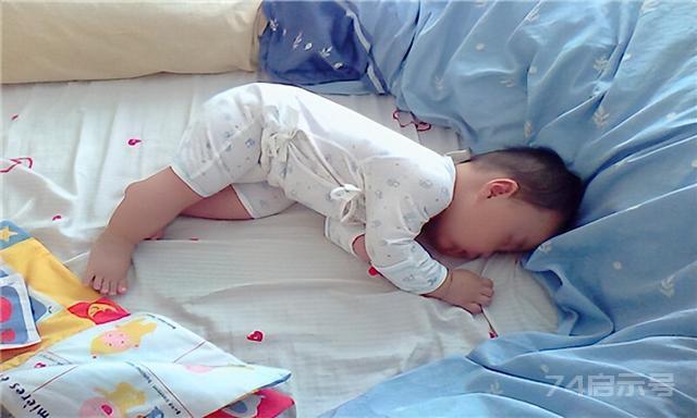 宝宝睡着后满床打滚，有可能是传递不舒服的信号，妈妈别嫌宝宝烦