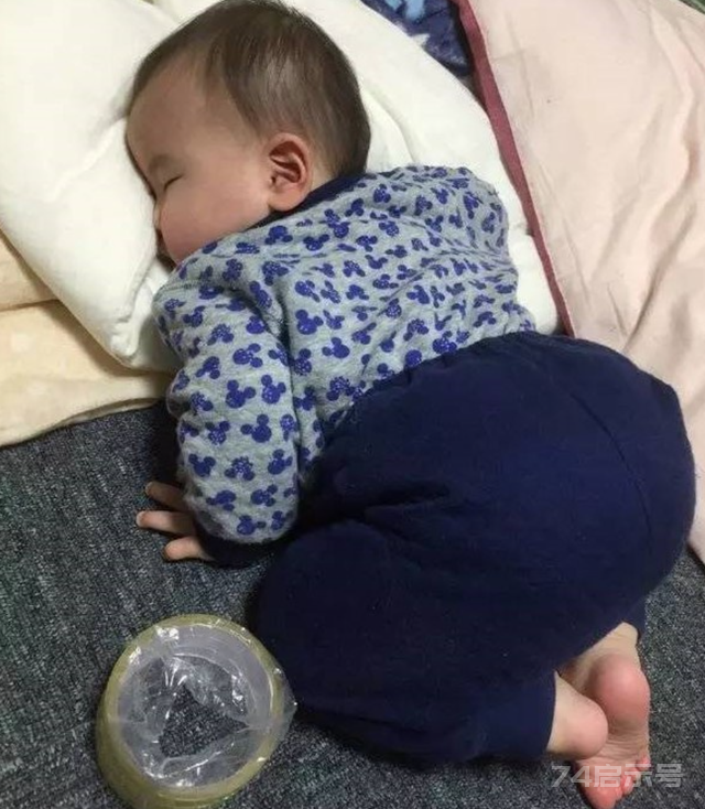 宝宝睡着后满床打滚，有可能是传递不舒服的信号，妈妈别嫌宝宝烦
