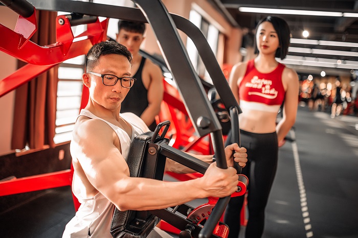 现在那些健身房有培训私人教练的_上海健身私教课价格_健身私教
