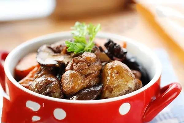 香菇母鸡汤的做法_广东菜鲍鱼香菇煲鸡汤的做法_香菇鸡汤的做法