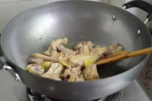广东菜鲍鱼香菇煲鸡汤的做法_香菇鸡汤的做法_香菇母鸡汤的做法