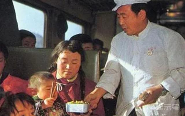 火车上有盒饭卖，为何有人宁可挨饿也不吃？退休乘务员讲述实情