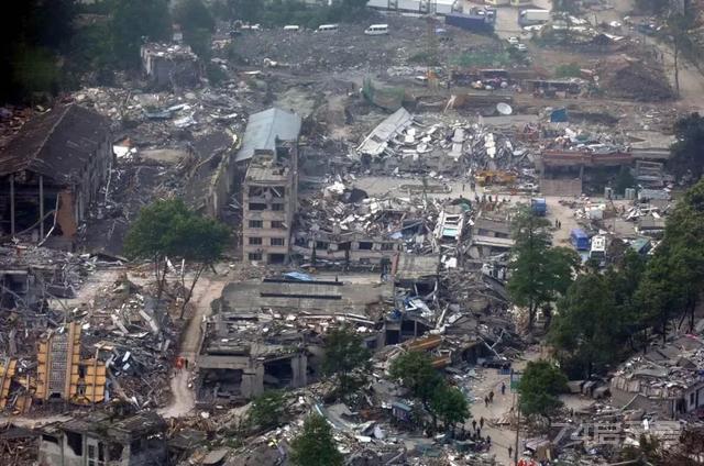 汶川地震，15名空降兵从4999米高空舍命盲跳救灾，如今都是何职位