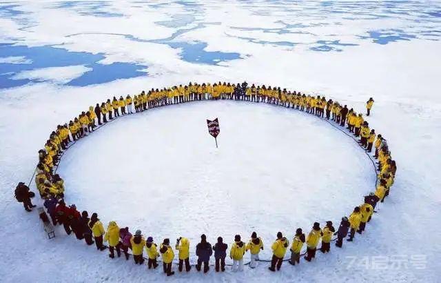 如果一个人站在地球的北极点上，他会不会察觉到自己在原地转圈？
