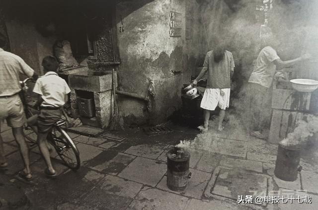 上海老照片：弄堂里的家，家里的煤炉