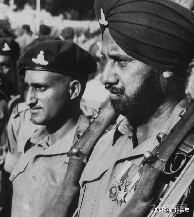 16勇士阻击1000印军，1人身中9枪，送到烈士陵园，又从棺材里爬出