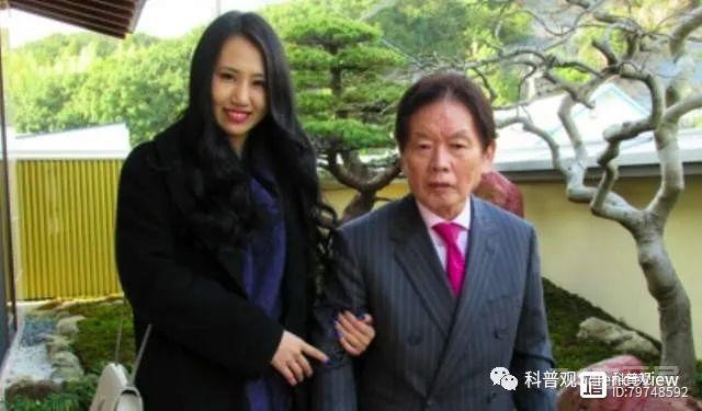 77岁日本富豪，与超4000个女人有染，娶22岁嫩模3个月后意外暴毙