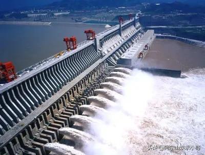 中国三峡水库，库容量393亿立方米;俄罗斯泽雅水库，库容量684