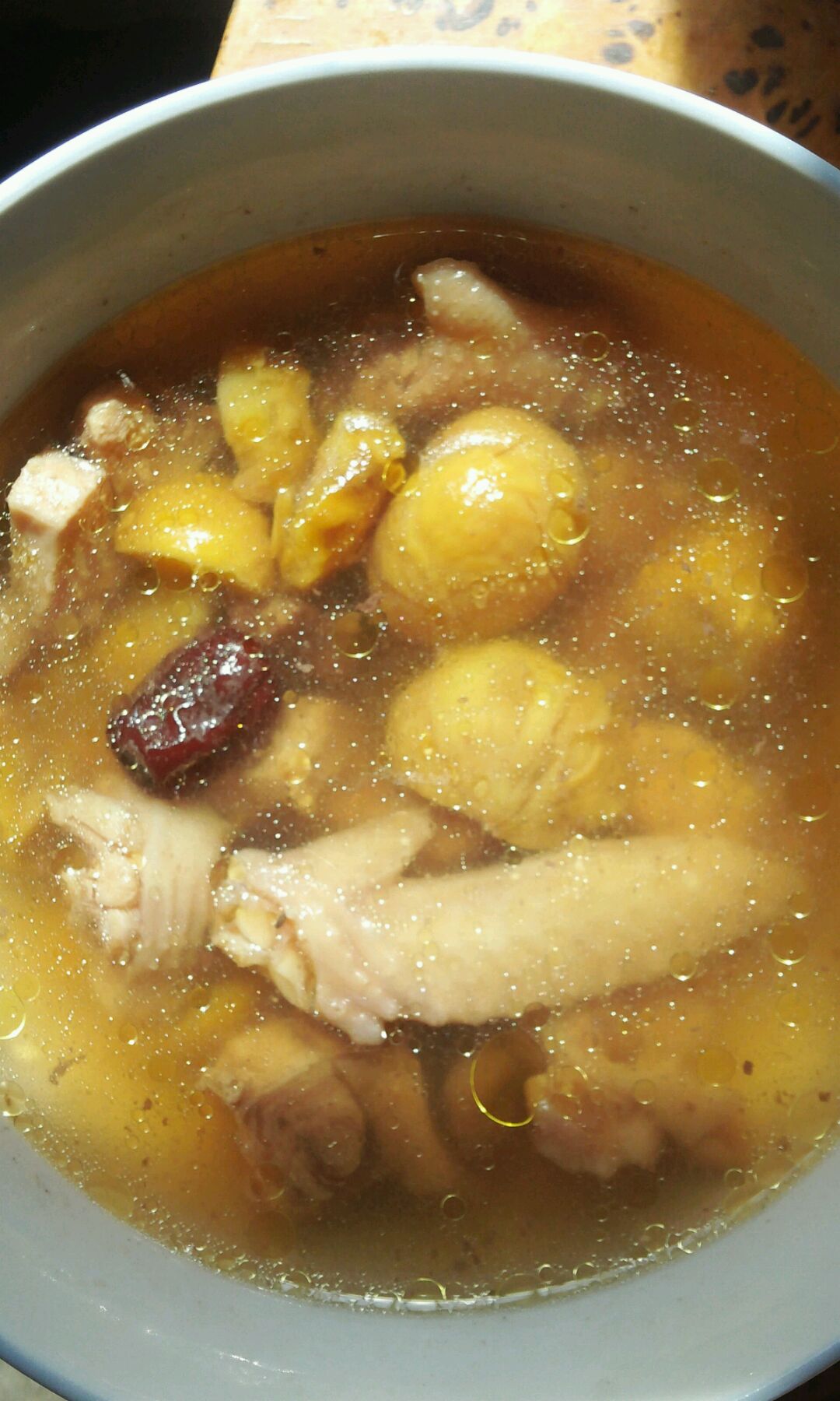 板栗炖鸡汤会做吗？简单4步，鸡肉软烂、汤汁浓郁、养生补气血