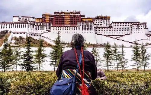 历时数年，跪数千公里到拉萨｜西藏的朝圣者有多么震撼人心？