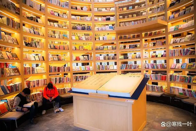 江西一网红图书馆走红，古书造型的书架让人眼前一亮，藏书2万册
