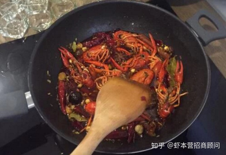 小龙虾怎么做好吃？大厨教你家常做法，外面的没法比！