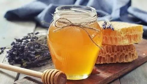 蜂蜜水什么时候喝_正确喝蜂蜜的时间是什么时候_喝蜂蜜生姜水会长胖吗