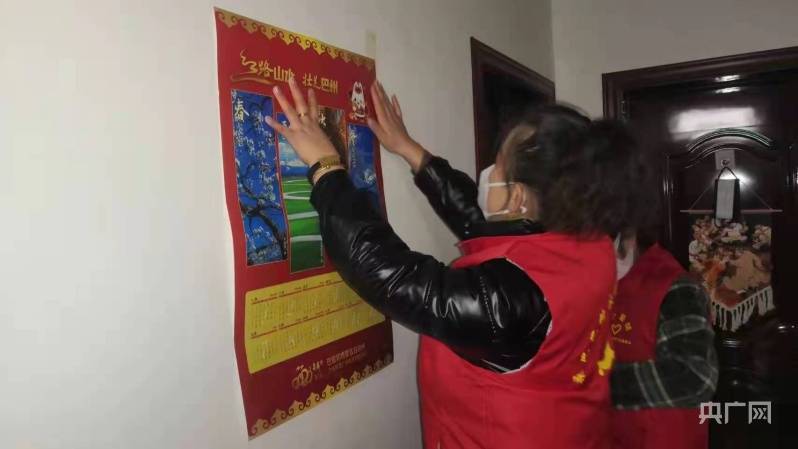新疆焉耆：开展“迎新年 送年历”进万家活动
