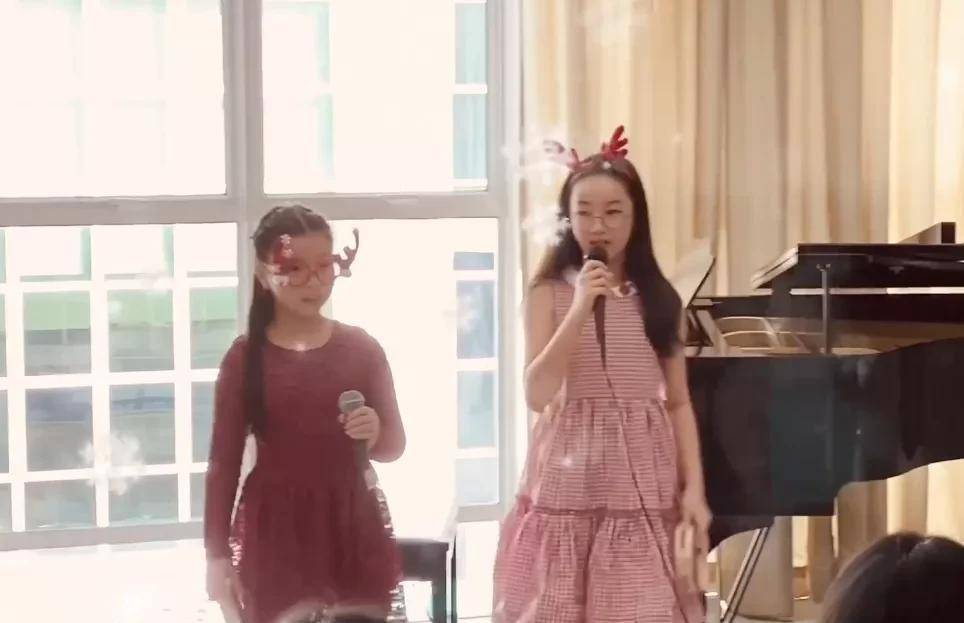 吴尊女儿弹琴气质出众，吴尊：人是要逼出来的