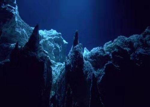 海底裂缝1万米处传来怪声，如同生物在悲鸣，科学家纷纷前往探查