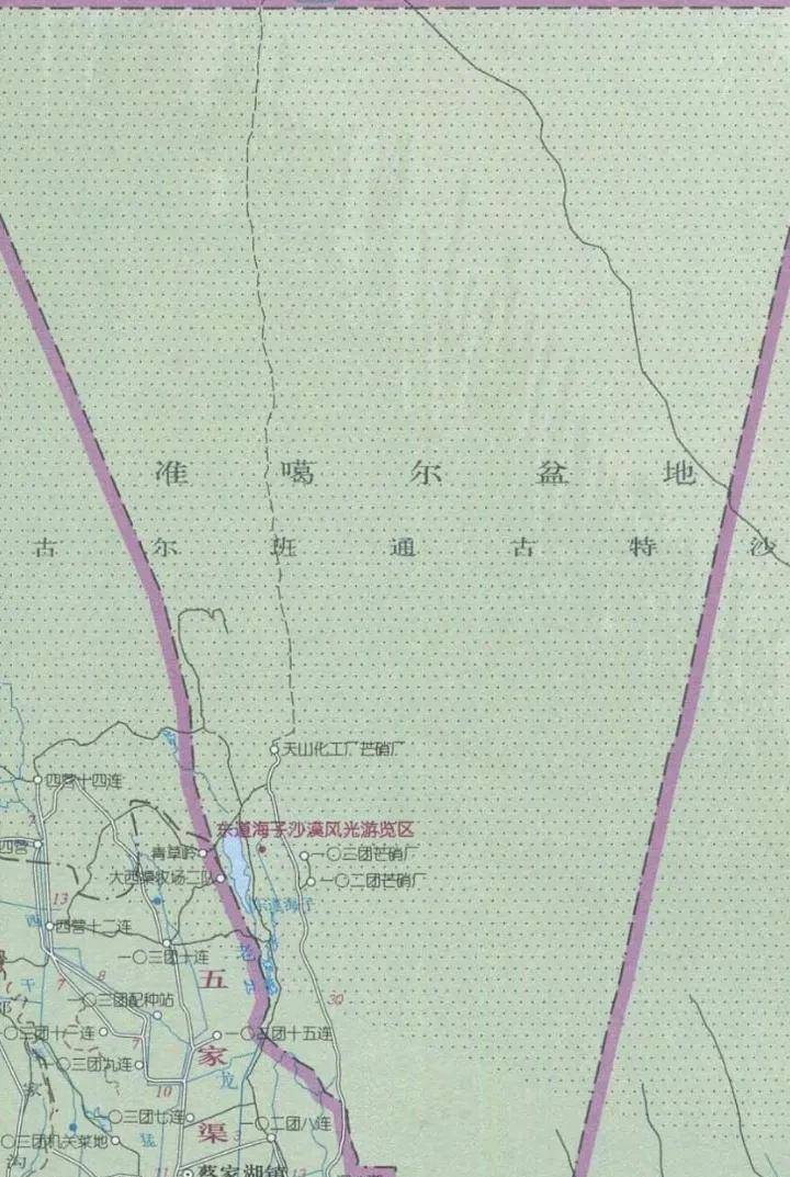 新疆乌鲁木齐东道海子，古尔班通古特沙漠南缘的绿色屏障