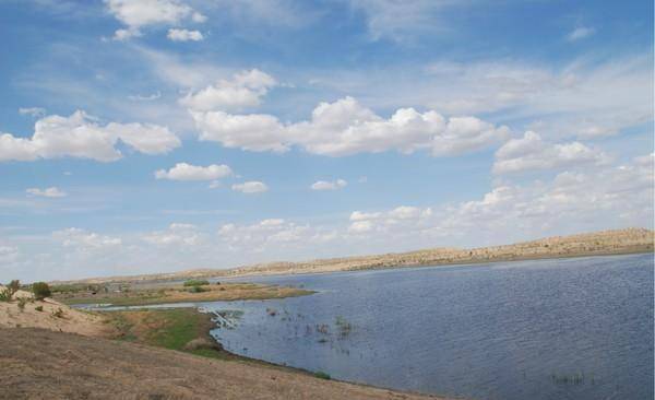 新疆乌鲁木齐东道海子，古尔班通古特沙漠南缘的绿色屏障