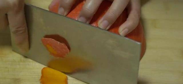 用南瓜和韭菜分享个懒人做法，咬一口浓浓的南瓜和韭菜鲜香！