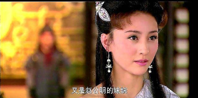 一女仙说了两句话，透露出远超赵公明、燃灯的战力，不是金灵圣母