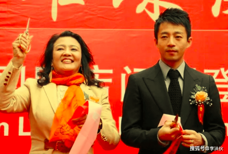 从白手起家到身家10亿，60岁张兰仍能东山再起，大S根本不是对手