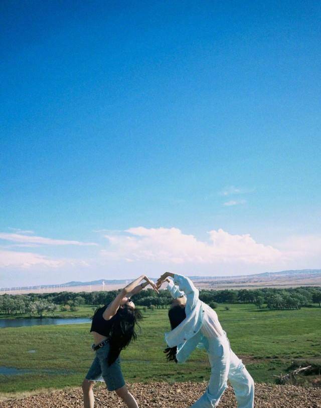 沈梦辰晒与孟佳旅行照 与美景合照高难度比心超酷